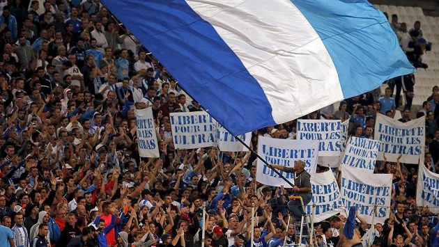 Fanoušci Olympique Marseille povzbuzují svůj tým . Fanoušci Olympique Marseille povzbuzují svůj tým .
