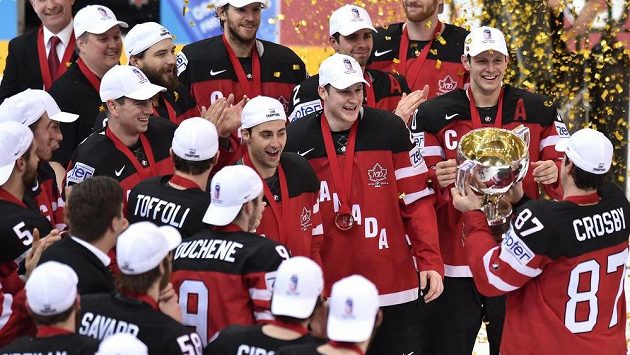 Kapitán Kanady Sidney Crosby přiváží svým spoluhráčům pohár pro mistry světa. Archivní foto. Kapitán Kanady Sidney Crosby přiváží svým spoluhráčům pohár pro mistry světa. Archivní foto.