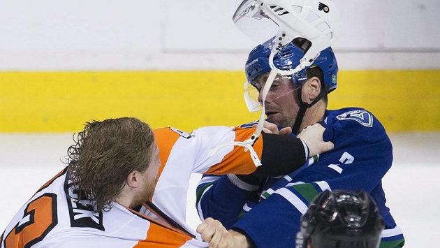 Útočník Philadelphie Jakub Voráček (vlevo) během bitky s Danem Hamhuisem z Vancouveru. Útočník Philadelphie Jakub Voráček (vlevo) během bitky s Danem Hamhuisem z Vancouveru.