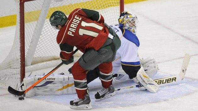 Brian Elliott likviduje samostatný nájezd Zacha Pariseho z Minnesoty. Brian Elliott likviduje samostatný nájezd Zacha Pariseho z Minnesoty.