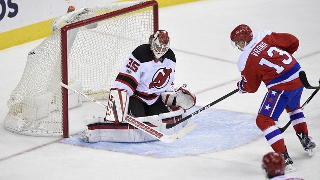Český útočník Jakub Vrána vstřelil vítězný gól Washingtonu Capitals v utkání NHL proti New Jersey Devils. Gólman Cory Schneider proti ráně zblízka neměl nárok. Český útočník Jakub Vrána vstřelil vítězný gól Washingtonu Capitals v utkání NHL proti New Jersey Devils. Gólman Cory Schneider proti ráně zblízka neměl nárok.