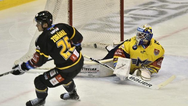 Litvínovský Patrik Zdráhal překonává brankáře Českých Budějovic Jiřího Pateru. Litvínovský Patrik Zdráhal překonává brankáře Českých Budějovic Jiřího Pateru.