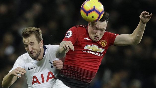 Kanonýr Tottenhamu Harry Kane (vlevo) v souboji s Philem Jonesem z Manchesteru United. Kanonýr Tottenhamu Harry Kane (vlevo) v souboji s Philem Jonesem z Manchesteru United.
