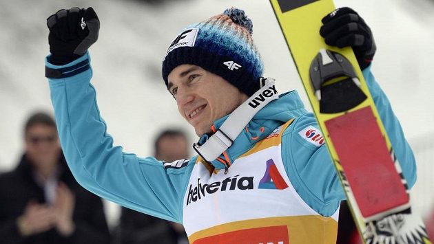 Polský skokan na lyžích Kamil Stoch se raduje z vítězství v závodu SP v Engelbergu. Polský skokan na lyžích Kamil Stoch se raduje z vítězství v závodu SP v Engelbergu.