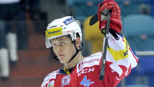 Střelec vítězného gólu v prodloužení, pardubický útočník Lukáš Radil, zdraví fanoušky. Střelec vítězného gólu v prodloužení, pardubický útočník Lukáš Radil, zdraví fanoušky.