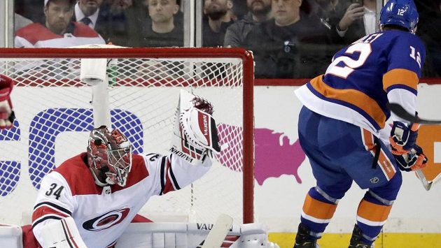 Brankář Caroliny Petr Mrázek chytá střelu Joshe Baileyho v utkání 2. kola play off NHL proti NY Islanders. Brankář Caroliny Petr Mrázek chytá střelu Joshe Baileyho v utkání 2. kola play off NHL proti NY Islanders.