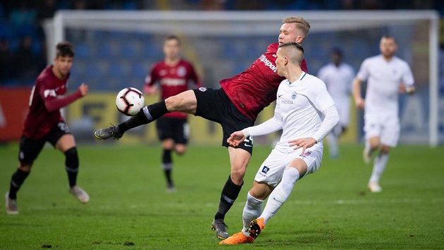 Václav Drchal ze Sparty Praha a liberecký obránce Ondřej Karafiát během utkání 23. kola Fortuna ligy. Václav Drchal ze Sparty Praha a liberecký obránce Ondřej Karafiát během utkání 23. kola Fortuna ligy.