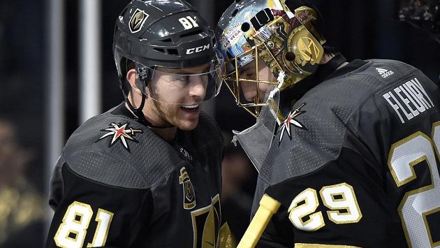 Útočník Vegas Golden Knights Jonathan Marchessault gratuluje brankáři Marcu-Andrému Fleurymu k výhře nad Nashvillem. Útočník Vegas Golden Knights Jonathan Marchessault gratuluje brankáři Marcu-Andrému Fleurymu k výhře nad Nashvillem.