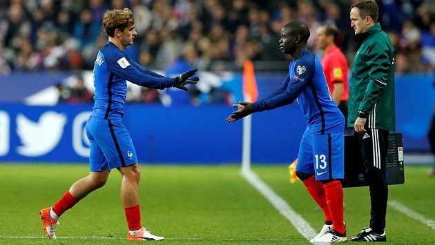 N'golo Kante (vpravo) ve francouzském dresu nahrazuje v utkáhní se Švédy v kvalifikaci MS Antoina Griezmanna. N'golo Kante (vpravo) ve francouzském dresu nahrazuje v utkáhní se Švédy v kvalifikaci MS Antoina Griezmanna.