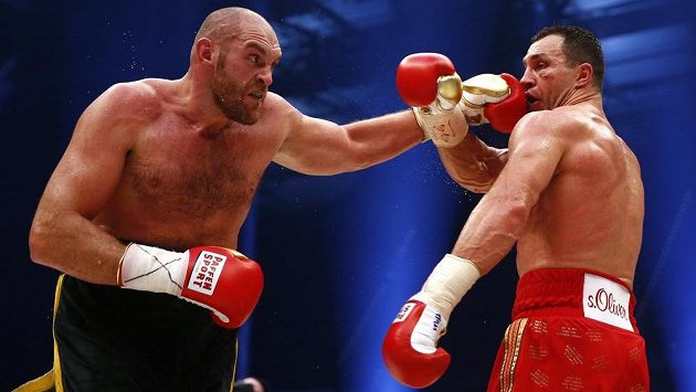 Tyson Fury (vlevo) v duelu s Vladimirem Kličkem. Tyson Fury (vlevo) v duelu s Vladimirem Kličkem.