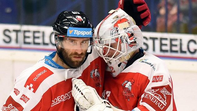 Zleva Martin Vyrůbalík a brankář Branislav Konrád z Olomouce se radují z vítězství na ledě Vítkovic. Zleva Martin Vyrůbalík a brankář Branislav Konrád z Olomouce se radují z vítězství na ledě Vítkovic.