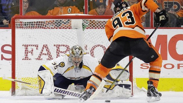 Útočník Philadelphie Jakub Voráček překonává gólmana Nashvillu Pekku Rinneho. Útočník Philadelphie Jakub Voráček překonává gólmana Nashvillu Pekku Rinneho.