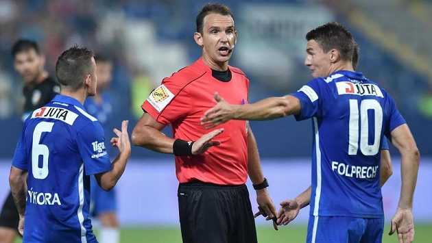 Jan Sýkora (vlevo) se Zdeňkem Folprechtem ze Slovanu Liberec a hlavní rozhodčí duelu proti Plzni Pavel Julínek (uprostřed). Jan Sýkora (vlevo) se Zdeňkem Folprechtem ze Slovanu Liberec a hlavní rozhodčí duelu proti Plzni Pavel Julínek (uprostřed).
