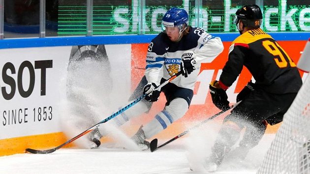 Finský talent Patrik Laine (vlevo) na světovém šampionátu v duelu proti Německu. Finský talent Patrik Laine (vlevo) na světovém šampionátu v duelu proti Německu.