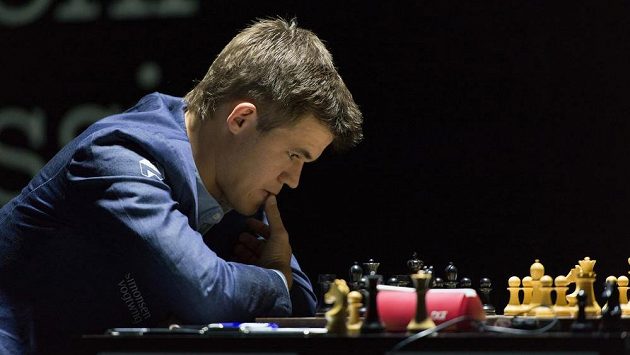 Nor Magnus Carlsen v utkání s Indem Višvánáthánem Ánandem. Nor Magnus Carlsen v utkání s Indem Višvánáthánem Ánandem.