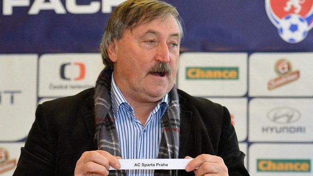 Antonín Panenka rozlosoval čtvrtfinálová utkání Poháru FAČR. Antonín Panenka rozlosoval čtvrtfinálová utkání Poháru FAČR.