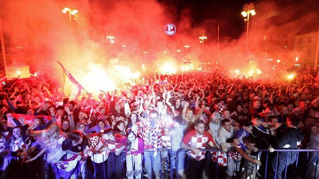 Chorvatští fanoušci v Záhřebu během sledování semifinále fotbalového MS proti Anglii. Chorvatští fanoušci v Záhřebu během sledování semifinále fotbalového MS proti Anglii.