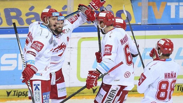 Hokejisté Třince vyhráli i v Plzni a slaví desáté vítězsví v řadě Hokejisté Třince vyhráli i v Plzni a slaví desáté vítězsví v řadě