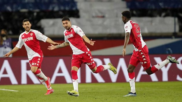 Guillermo Maripan (uprostřed) se spoluhráči z Monaka oslavuje gól proti PSG. Guillermo Maripan (uprostřed) se spoluhráči z Monaka oslavuje gól proti PSG.