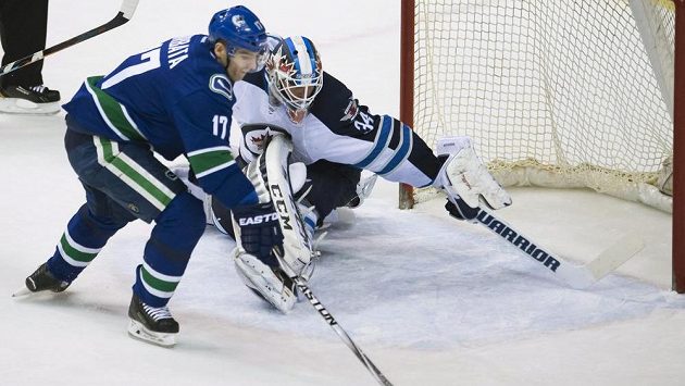 Útočník Vancouveru Radim Vrbata překonává brankáře Winnipegu Michaela Hutchinsona. Útočník Vancouveru Radim Vrbata překonává brankáře Winnipegu Michaela Hutchinsona.