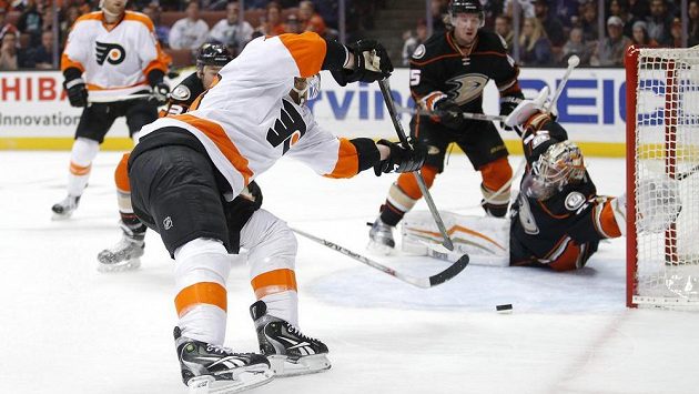 Útočník Philadelphie Jakub Voráček dává gól proti Anaheimu. Útočník Philadelphie Jakub Voráček dává gól proti Anaheimu.