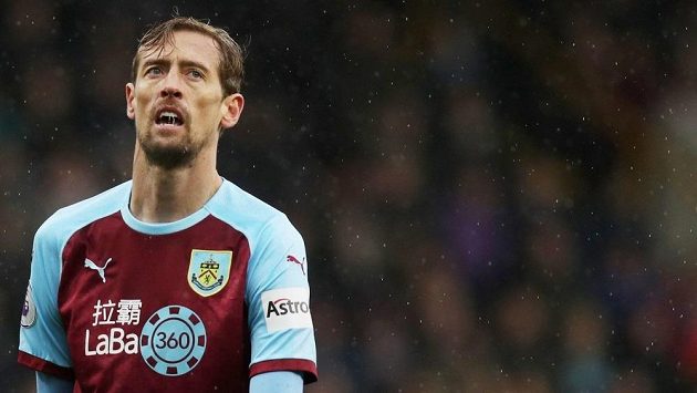 Peter Crouch (na fotografii během březnového utkání Burnley – Leicester) se rozhodl ukončit kariéru. Peter Crouch (na fotografii během březnového utkání Burnley – Leicester) se rozhodl ukončit kariéru.