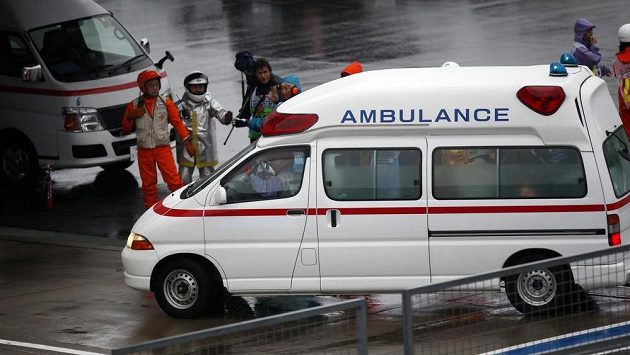 Sanitka odváží těžce zraněného Bianchiho. Sanitka odváží těžce zraněného Bianchiho.