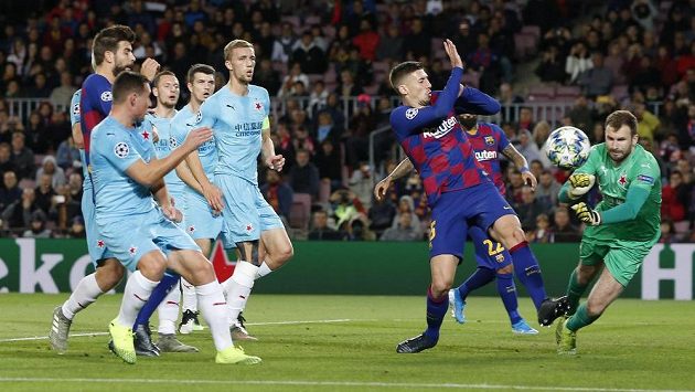 Slávistický gólman Ondřej Kolář na snímku z duelu s Barcelonou. Slávistický gólman Ondřej Kolář na snímku z duelu s Barcelonou.