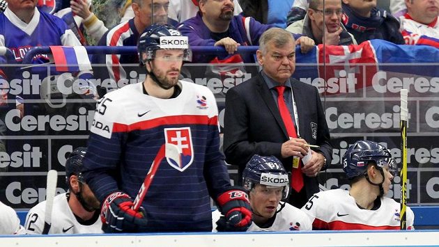 Slovenský hokejový reprezentant Marek Viedenský a trenér Vladimír Vůjtek během utkání s Dánskem. Slovenský hokejový reprezentant Marek Viedenský a trenér Vladimír Vůjtek během utkání s Dánskem.