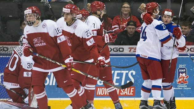 Ruští hokejisté Kirill Kaprizov (vpravo) a Michail Vorobjov slaví gól proti Dánsku ve čtvrtfinále MS hráčů do 20 let. Ruští hokejisté Kirill Kaprizov (vpravo) a Michail Vorobjov slaví gól proti Dánsku ve čtvrtfinále MS hráčů do 20 let.