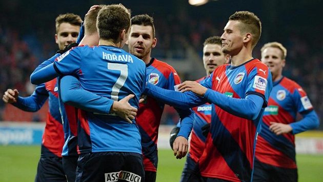 Plzeňští fotbalisté vyhráli nad Duklou a přezimují s tříbodovým náskokem na Spartu. Plzeňští fotbalisté vyhráli nad Duklou a přezimují s tříbodovým náskokem na Spartu.