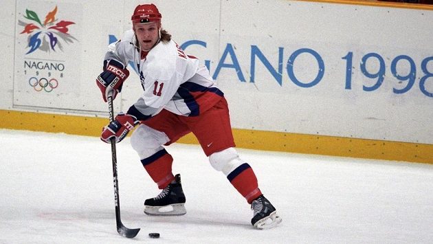 Darius Kasparaitis v dresu Ruska v duelu s Českou republikou na olympiádě v Naganu. Darius Kasparaitis v dresu Ruska v duelu s Českou republikou na olympiádě v Naganu.