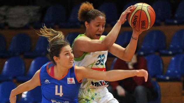 Brněnská basketbalistka Ashleigh Fontenetteová (vpravo) z IMOSu odchází. Brněnská basketbalistka Ashleigh Fontenetteová (vpravo) z IMOSu odchází.