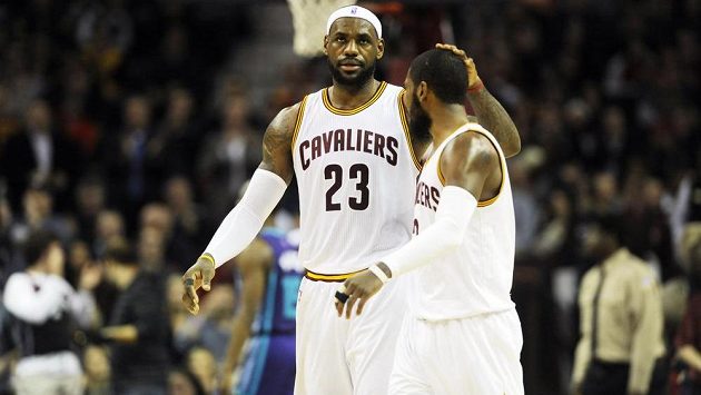 Basketbalisté Clevelandu LeBron James (vlevo) a Kyrie Irving v utkání proti Charlotte Hornets. Basketbalisté Clevelandu LeBron James (vlevo) a Kyrie Irving v utkání proti Charlotte Hornets.