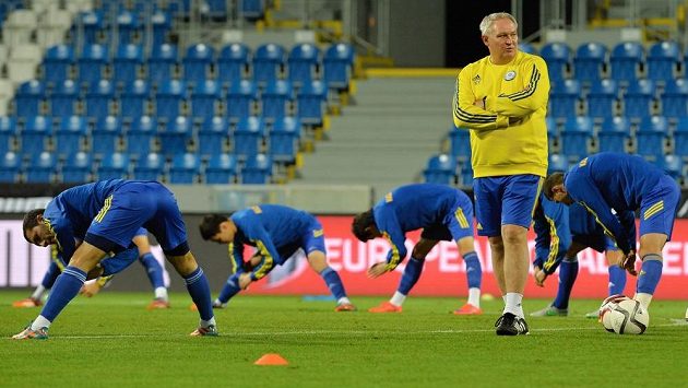 Trenér fotbalistů Kazachstánu Jurij Krasnožan během přípravy v Plzni. Trenér fotbalistů Kazachstánu Jurij Krasnožan během přípravy v Plzni.