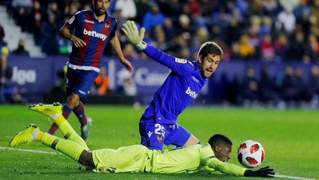 Fotbalová Barcelona šetřila v pohárovém utkání na půdě Levante opory, pak prohrála 1:2. Fotbalová Barcelona šetřila v pohárovém utkání na půdě Levante opory, pak prohrála 1:2.