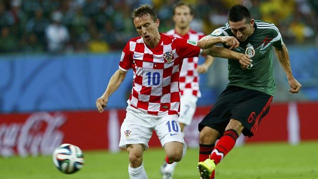 Mexičan Hector Herrera (vpravo) v souboji s Chorvatem Lukou Modričem. Mexičan Hector Herrera (vpravo) v souboji s Chorvatem Lukou Modričem.