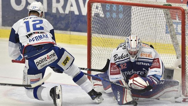 Leoš Čermák z Brna před brankářem Patrikem Bartošákem z Vítkovic během čtvrtfinále play off. Leoš Čermák z Brna před brankářem Patrikem Bartošákem z Vítkovic během čtvrtfinále play off.