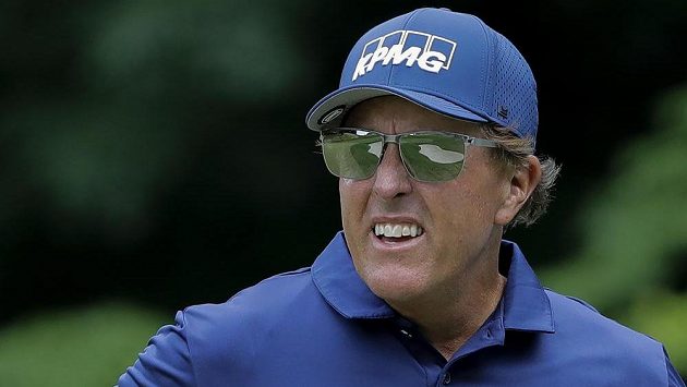 Čerstvý padesátník Phil Mickelson je v čele turnaje Travelers Championship v Cromwellu Čerstvý padesátník Phil Mickelson je v čele turnaje Travelers Championship v Cromwellu