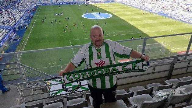 Fanoušek klubu Córdoba CF Javi Jiménez cestoval za svým týmem 1600 kilometrů. Fanoušek klubu Córdoba CF Javi Jiménez cestoval za svým týmem 1600 kilometrů.