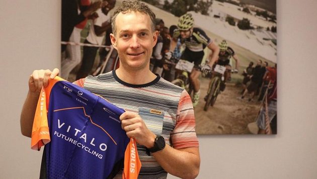 Biker Kristian Hynek s dresem týmu Vitalo Future Cycling, který založil. Biker Kristian Hynek s dresem týmu Vitalo Future Cycling, který založil.