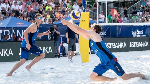Čeští beachvolejbalisté Ondřej Perušič (vpravo) a David Schweiner ve finále turnaje v Ostravě. Čeští beachvolejbalisté Ondřej Perušič (vpravo) a David Schweiner ve finále turnaje v Ostravě.