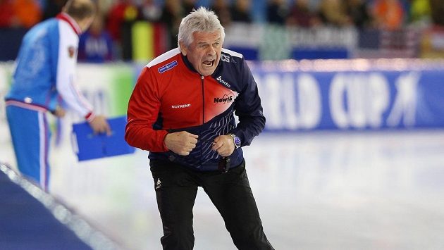 Trenér Petr Novák na rychlobruslařském oválu Trenér Petr Novák na rychlobruslařském oválu