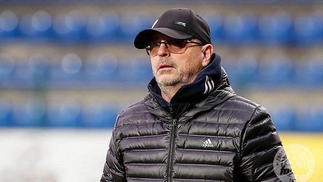 Trenér fotbalistů Karviné Bohumil Páník. Trenér fotbalistů Karviné Bohumil Páník.