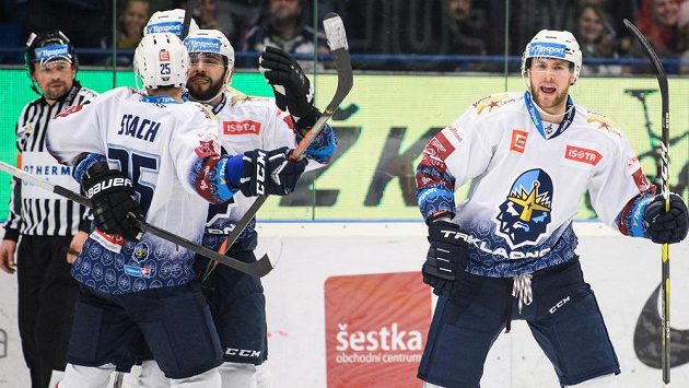 Brady Austin z Kladna (vpravo) oslavuje se spoluhráči vítězný gól v duelu s Pardubicemi. Brady Austin z Kladna (vpravo) oslavuje se spoluhráči vítězný gól v duelu s Pardubicemi.