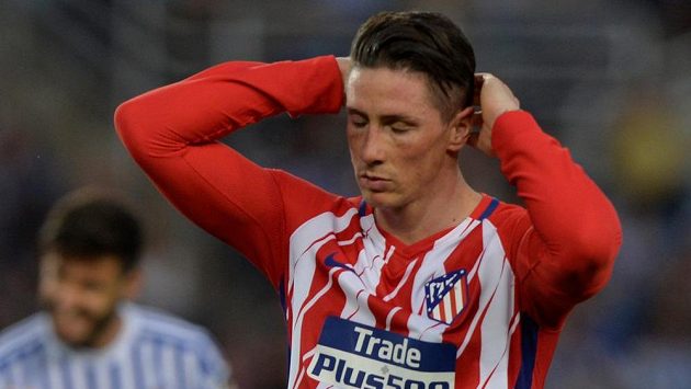 Zdrcený Fernando Torres z Atlétika Madrid po nejtěžší prohře týmu v sezóně v San Sebastianu. Zdrcený Fernando Torres z Atlétika Madrid po nejtěžší prohře týmu v sezóně v San Sebastianu.