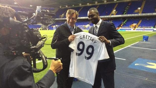 Bývalý fotbalista Tottenhamu Ledley King (vpravo) předává dres Waynu Gretzkému Bývalý fotbalista Tottenhamu Ledley King (vpravo) předává dres Waynu Gretzkému