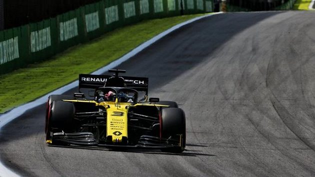 Místo ve formuli se teď Daniel Ricciardo prohání na traktoru. Místo ve formuli se teď Daniel Ricciardo prohání na traktoru.