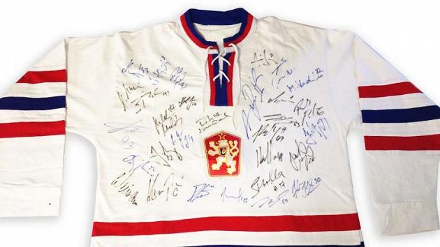 V dražbě je i replika dresu československé hokejové reprezentace z MS 1972 v Praze s podpisy současného výběru trenéra Růžičky. V dražbě je i replika dresu československé hokejové reprezentace z MS 1972 v Praze s podpisy současného výběru trenéra Růžičky.