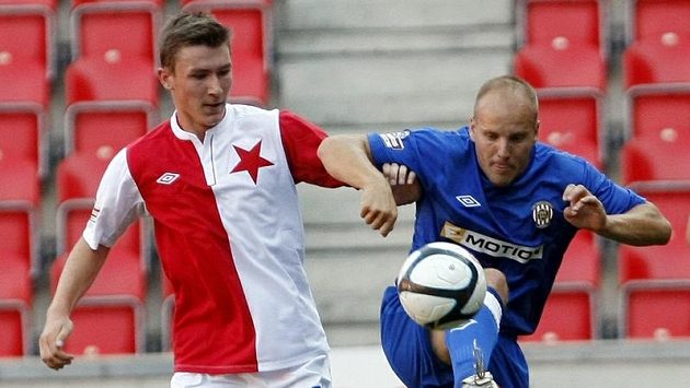 Slávista Zmrhal (vlevo) v souboji s brněnským Mezlíkem. Slávista Zmrhal (vlevo) v souboji s brněnským Mezlíkem.